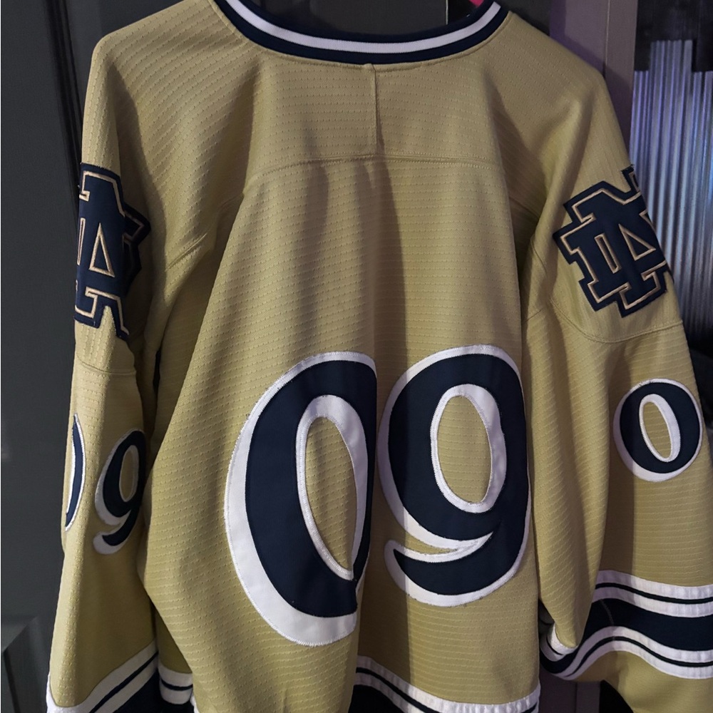 Notre Dame number 9 hockey jersey 
Xlg mens - Picture 4 of 9